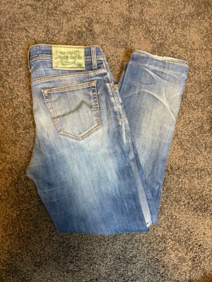Jacob Cohen 622 jeans - Säljer dessa sjukt snygga Jacob Cohen jeans! Jeansen är i bra skick med snygga slitningar! Modellen är 622 comfort vilket är slimfit och den populäraste modellen!