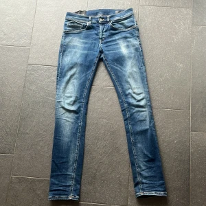 Dondup George - Säljer ett par blåa Dondup jeans i modellen George. Bra skick utan några hål eller defekter. Köpte dem nya på United Fashion för 3600 kr, kvitto finns vid behov. 