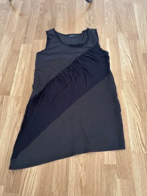 Tunika Kappahl  - Asymmetrisk tunika/långt linne från Kappahl i storlek S. Fint skick.  (Ser missfärgad ut på bilden, men den är ej det i verkligheten, endast så pga ljuset)