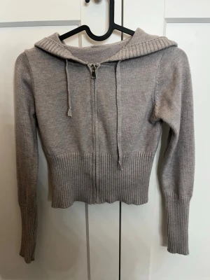 Grå kofta - Säljer en grå kofta med en kroppad passform. Nästan aldrig använd men är i ett bra skick
