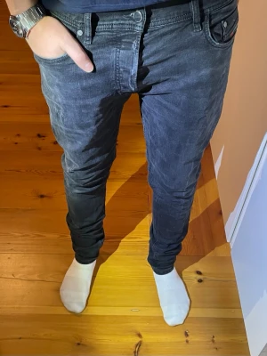 Svarta slim fit jeans från Diesel - Säljer ett par svarta slim fit jeans från Diesel Jeansen har klassisk femficksmodell, normal midja och smal passform hela vägen ner. Materialet är mjukt och stretchigt för extra komfort. Perfekta till en avslappnad och trendig stil. Jeansen har ett minihål vid gylfen som inte ses vid användning (sista bilden).                          Tveka inte, hör av er vid intresse, frågor eller prisförslag!