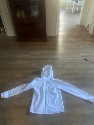 Vit Sail Racing hoodie full zip - 🤍 Vit full zip hoodie från Sail Racing 🤍  Säljer en riktigt snygg och stilren full zip hoodie från Sail Racing i storlek 170. Skön och smidig hoodie som funkar perfekt till vardags 👌  Använd ett fåtal gånger, så den är i väldigt fint skick – typ som ny ✨  Perfekt till både chill och lite mer uppstyrda outfits!  📏 Storlek: 170 🎨 Färg: Vit 🧥 Modell: Full zip hoodie  💬 Hör av dig vid minsta fundering! 💸 Priset kan absolut diskuteras vid en snabb affär