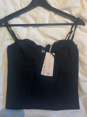 Svart Korsettopp  - Säljer en jätte snygg svart korsett/topp ifrån Gina tricot !!💗 Prislapp kvar och helt oanvänd !! Storlek S