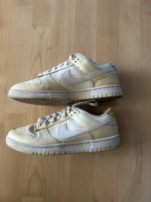 Nike Dunk Low coconut milk - Nike Dunk Low sneakers i vitt och beige läder