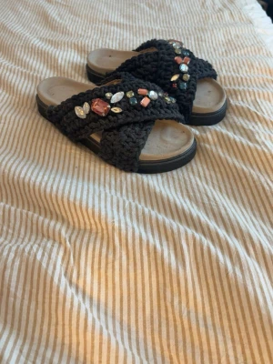 Inuikii tofflor  - Säljer dessa svarta tofflor från inuikii i storlek 40. det saknas två diamanter men inget man lägger märke till då de andra diamanaterna tar uppmärksamheten.  Ny pris ca 2700kr