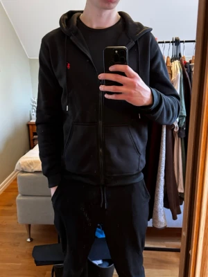 Svart Ralph lauren zip - Säljer en svart zip hoodie från Polo Ralph Lauren med dragkedja framtill och huva med snören. Pris kan diskuteras! 