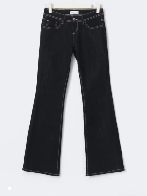 Nya Svarta bootcut jeans med vita sömmar - Säljer ett par svarta bootcut jeans med tydliga vita kontrastsömmar och klassisk femficksdesign. Jeansen har låg midja och utsvängda ben, perfekta för en retroinspirerad look. Materialet är denim med stretch för extra komfort. Har inte använt dem eftersom dem är för korta på mig❣️173cm.