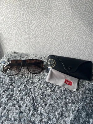 Rayban boyfriend  - Säljer mina Ray-Ban Boyfriend, storlek 56:15.  Väldigt snygga och passar till allt. De är knappt använda och i väldigt bra skick. Perfekta till våren/sommaren ☀️ Skriv vid frågor!