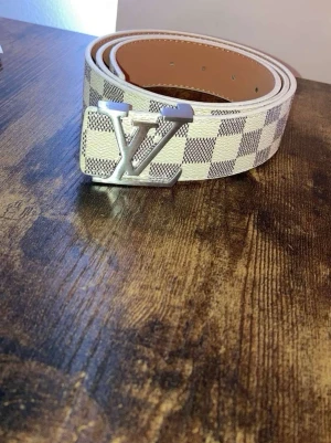 Vit rutig bälte från L7 - Säljer en rutig vit bälte från L7 helt ny 