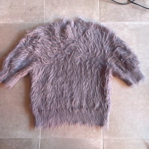 Grå/lila fluffig stickad tröja Carin Wester - Säljer en stickad tröja använd 1 gång (sticks inte)