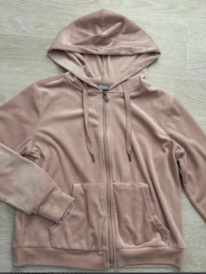 Ljusrosa  velour hoodie från ONLY strl M - Mjuk och skön ljus/gammelrosa hoodie i velour från ONLY med dragkedja framtill, två stora fickor och huva med snören. Perfekt för en avslappnad och chill look. Långa ärmar och ribbade muddar ger extra komfort. Strl M