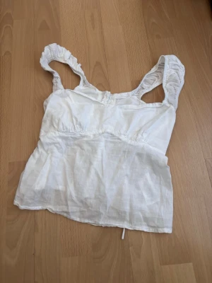 Vit linnetopp med knytband - Säljer denna sååå söta topp💖💖💖även insydd