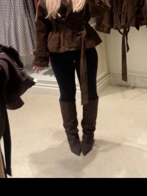 Bruna boots i mocka - Säljer ett par bruna boots från Nelly med spetsig tå. Lite slitna vid tån och bak i hälen. Använda ett fåtal gånger, köpta för 900kr.