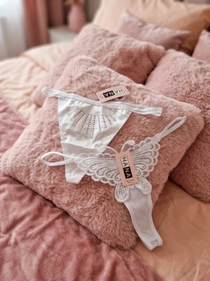 💋 2-pack eleganta stringtrosor med spets och glittriga detaljer - Känn dig både bekväm och sofistikerad med detta 2-pack stringtrosor som framhäver din stil. Setet innehåller en modell med diskreta glittriga detaljer och en annan med fin spets som ger en sensuell och feminin touch. Tillverkade i mjuka och lätta material som anpassar sig perfekt efter kroppen och ger komfort hela dagen. Perfekta både för vardag och speciella tillfällen. ✨ Innehåller 2 olika designer ✨ Mjukt och behagligt material ✨ Bekväm och smickrande passform ✨ Elegant och modern stil 