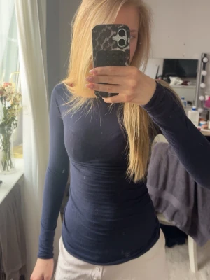 Mörkblå långärmad topp - Säljer min Intimissimi tröja då jag inte använder den så mycket längre, kommer i jätte bra skick inga skador, använt fåtal gånger, original pris ca 500kr nu säljer jag den för 250kr, storlek S