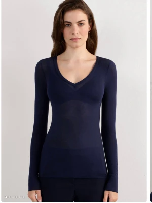Marinblå långärmad topp med v-ringning - Två små små hål på magen syns ej når man har på sig tröjan , liten i storleken skriv för frågor💕