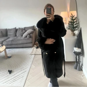 Vårkappa päls nypris 4000 - Använd ett par gånger. Inga defekter! 🌸 