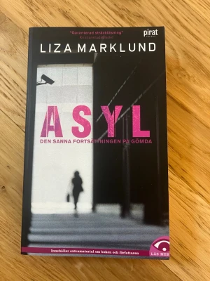 Asyl av Liza Marklund - Säljer boken 'Asyl' av Liza Marklund, pocketutgåva från Piratförlaget. Omslaget är svart med rosa text och motiv av en siluett i en korridor. Boken är en sann fortsättning på 'Gömda' och innehåller extramaterial om författaren.