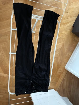 Svarta linnebyxor med resårmidja - Säljer ett par svarta linnebyxor med avslappnad passform och resår i midjan. Byxorna har raka ben och en enkel, stilren look som passar till det mesta. 