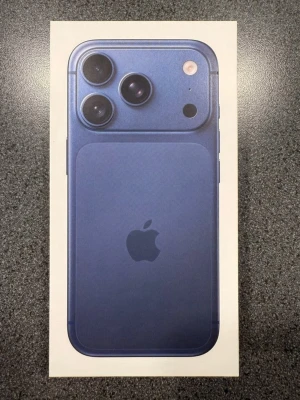 iPhone 17 Pro Deep Blue 256GB - Säljer en iPhone 17 Pro i färgen Deep Blue med 256GB lagring. Telefonen har en stilren design i aluminium och glas, tre kameror på baksidan och Apples klassiska logga. Perfekt för dig som vill ha en snygg och kraftfull mobil från Apple.