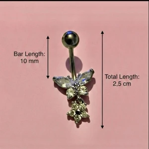 ✨ NY! Högkvalitativ navelpiercing med hänge (Kirurgiskt stål 316L)  - ✨ NYTT oanvänt smycke i kirurgiskt stål! 🌸 Hållbart & Rostfritt: Slitstarkt 316L-stål som inte oxiderar eller rostar av fukt. 🌸 Säkert: Industristandard, skonsamt för läkta piercingar.  🛍️ 30 % BUNDLE-RABATT! Köp fler artiklar från min shop och få 30 % på allt! ✨ 📦 Frakt: Endast spårbart via Plick SafePay för vår trygghet.