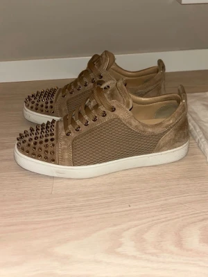 Christian Louboutin  - Säljer dessa riktigt sällsynta Christian Louboutin skorna i färgen beige, i storlek 41 sitter större/42 dustbag medföljer vid köp, nypris 9000kr mitt pris 3599, självklart äkta, orderbekräftelse medföljer vid köp,