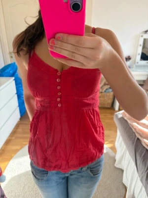 Blus  - Säljer en jättefin röd blus i bra skick 
