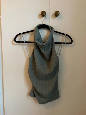 Ribbad halterneck linnetopp - Snygg grön linnetopp med ribbad struktur och halterneck. Endast testad.