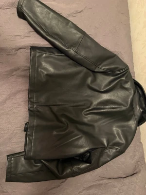 Zara Skinn jacka oanvänd - Helt oanvänd Zara skin jacka. Fick den i present men inte min still.