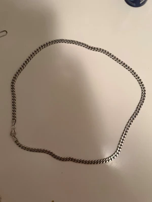 Silver kedja - Silver kedja från guldfynd. Runt 50-55 cm minns inte ihåg exakt.