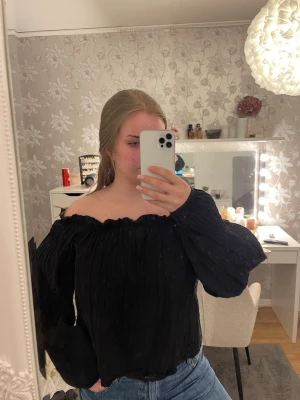 Off-shoulder topp - Skitsnygg, knappt använd 