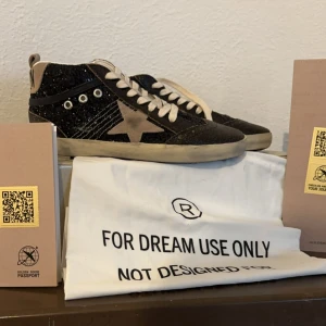 Golden Goose - Säljer ett par svarta höga Golden Goose skor som är i perfekt skick. Äkthetsbevis finns och det är bara att fråga om ni undrar något!