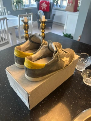 Golden goose - Säljer nu mina väl använda gg skor. Dom är slitna men har absolut en hel del kvar att ge. Storleken är 41 men jag som använder 42 har vart hel nöjd med dessa. Du får med låda. Kan även tänka mig att gå ner i pris vid snabbare affär.   Tveka inte på att höra av dig vid frågor eller funderingar!
