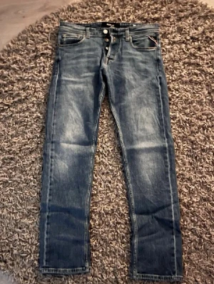 Replay jeans  - Snygga blå slim fit jeans från replay. Väl andvända och inga defekter. Jeansen är L30 och w28. OBS! Priset är ej hugget i sten. 