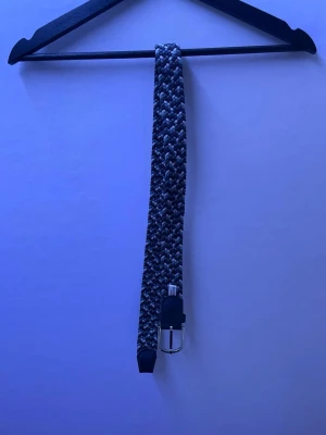 Flätat bälte - Nytt grå svart blå Flätat bälte från Onewear.         📏100cm📏