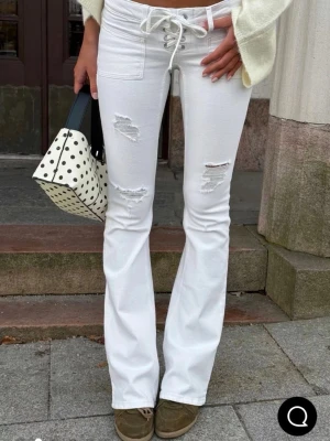 Vita jeans från Gina tricot - Säljer ett par vita bootcut jeans från Gina tricot