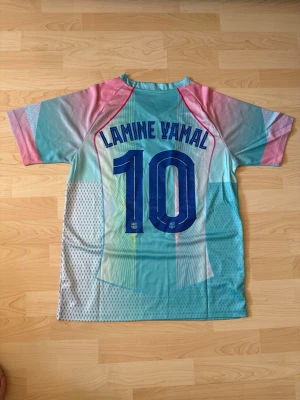 #10 Lamine Yamal FC Barcelona Aqua Blue Special Edition Kit - Stilren fotbollströja i helt nytt skick. Tröjan är inte använd en endaste sekund.