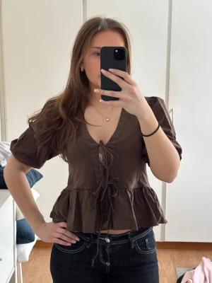 Brun knyttopp ZARA - Brun knyttopp från ZARA, bara använd en gång så i toppenskick. I storleken S💕