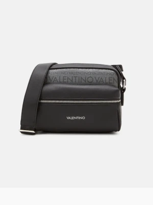 Svart axelväska från Valentino - Stilren svart axelväska från Valentino med bred justerbar axelrem och silverfärgad dragkedja. Väskan har diskret logotyp framtill och präglad text upptill. Tillverkad i slätt konstläder för en modern look.