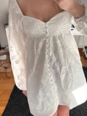 Studentklänning - Från ginatricot: aldrig använd och prislapp kvar. Nypris 699