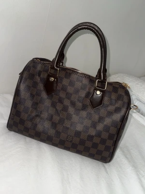 Brun väska  - Aldrig använt den. Finns band till den.