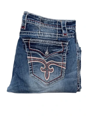 Rock Revival jeans - Rock Revival jeans Straight fit W38 [Ytterbenslängd 112cm] [Innerbenslängd 85cm] [Midja 47cm] [Benöppning 24cm] 