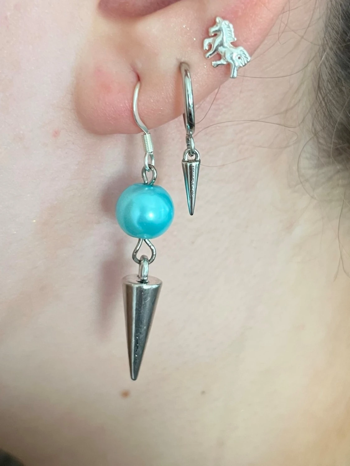 Ljusblåa örhängen med nitar handgjorda  - 1