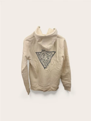 Katxi Clothing Hoodie "Mer Itsasom Sea" (Beige) – Stl S250 - Säljer en snygg och bekväm beige hoodie från märket Katxi Clothing, inköpt i Frankrike. Tröjan har en stilren, minimalistisk logga på bröstet och ett större, karaktäristiskt tryck ("Mer Itsasom Seq") på ryggen.  Specifikationer:  Märke: Katxi Clothing  Typ: Hoodie / Luvtröja  Storlek: S  Färg: Beige  Detaljer: Inköpt i Frankrike, tryck på rygg och bröst  Skick: Mycket fint skick. Hel och ren. Mitt hem är helt djur- och rökfritt.  Finns i Bromma. Snabb och smidig affär prioriteras.