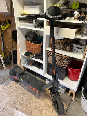 Kukirin g2!  - Säljer denna kukirin g2 2025 topfart 45 beroende på vikt väger man runt 40 kan den gå 55 skick 7/10 pris 4000 Stockholm! Pris kan diskuteras!