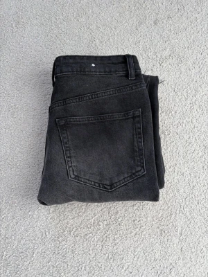 Flared jeans från Bershka - Säljer ett par svarta/mörkgrå flared jeans från Bershka. Använt vid 3-4 tillfällen, använt med noggrannhet.                                                                       Kan skicka bild all referens.