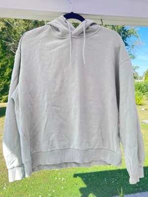 Mintgrön hoodie med huva, Lager157 - En stilren ljust mintgrön hoodie med huva och snören. Perfekt till ett par jeans eller en kjol en sommarkväll <3 Blivit en aning nopprig.