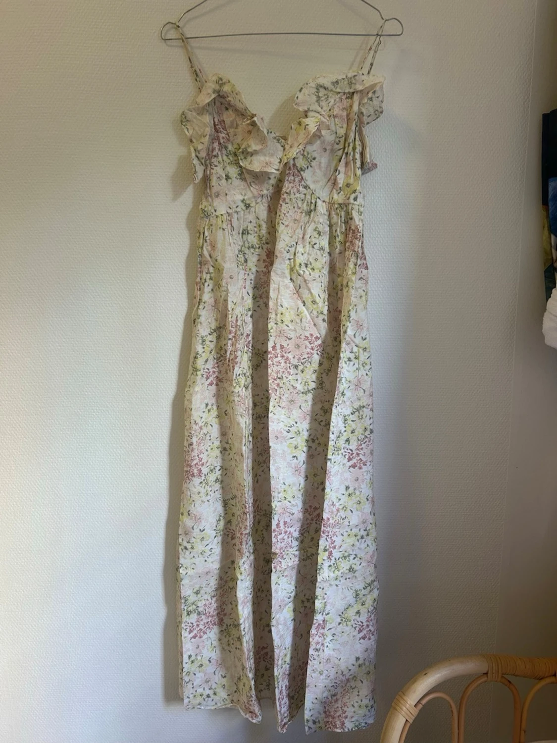 Blommig långklänning med volang