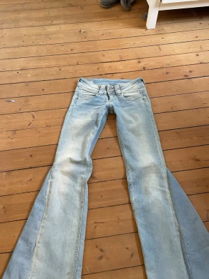 Lågmidjade bootcut jeans - Säljer dessa jeans som är omsydda till bootcut. Jag har även sytt upp jeansen så innerbenslängden är 75 cm, men jag kan sprätta upp det om någon skulle vilja då blir innerbengslängden 81 cm💗💗 midjemått 36 cm tvärs över midjan. 