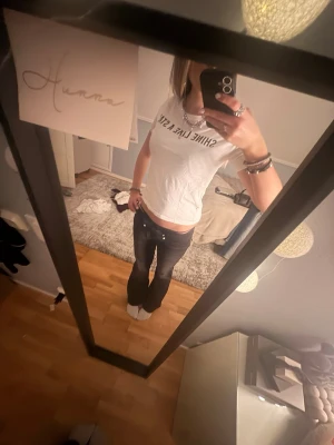 Vit t-shirt med texttryck - Säljer en vit t-shirt med svart texttryck 'SHINE LIKE A STAR' över bröstet. Från XOXO & friends i storlek 146/152